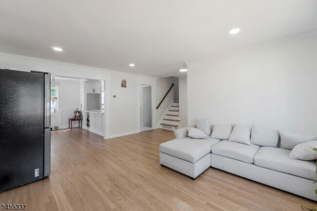Building Photo - 33 Larchmont Rd