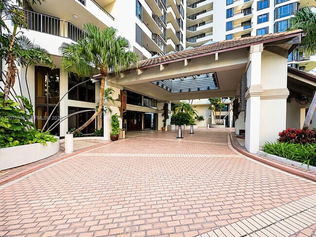 Building Photo - 520 Brickell Key Dr