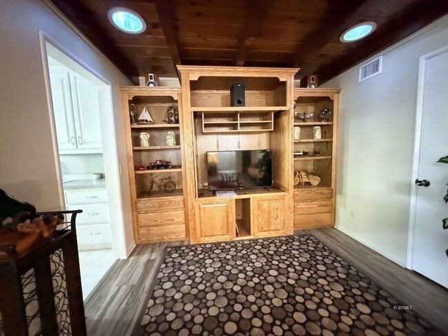 Building Photo - 54159 S Circle Dr