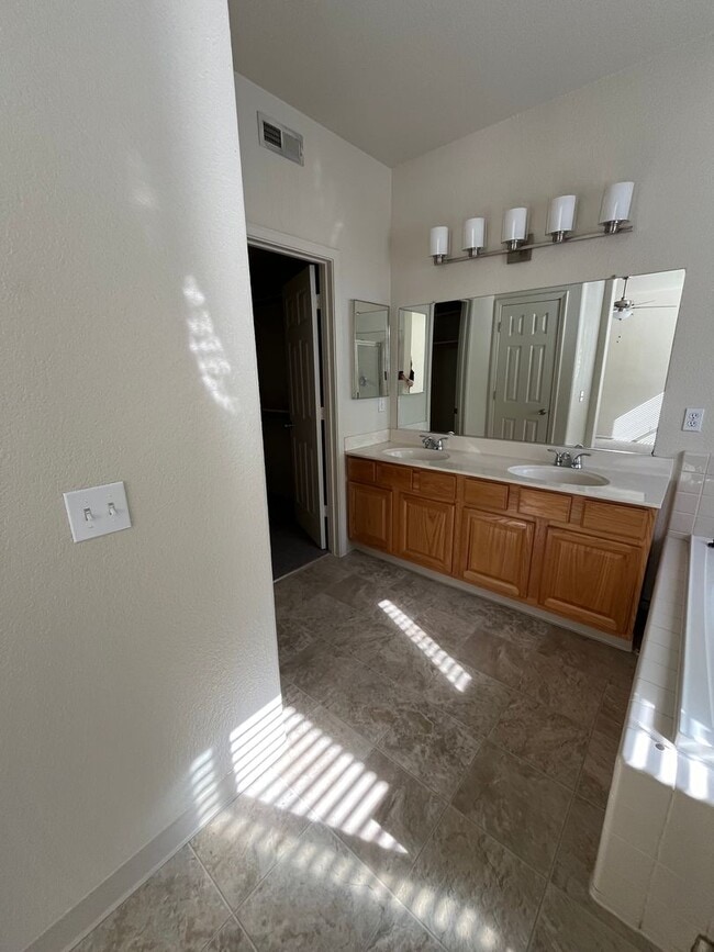 Building Photo - Large 5 Bedroom Home in Mace Ranch