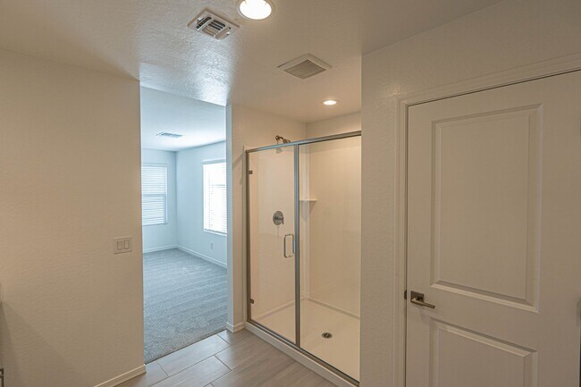 Building Photo - Stunning Sundrop Model Home – Brand New an...