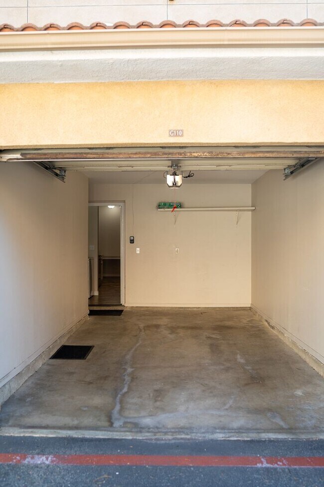 Building Photo - Ground floor spacious 2 Bedroom Condo near pool and gym