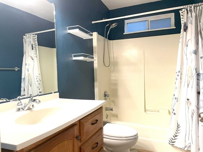 Building Photo - Lovely 2 bedroom, recently remodeled Grann...