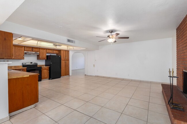 Building Photo - 4 BEDROOM, 2 BATH TEMPE HOME WITH SPACIOUS...