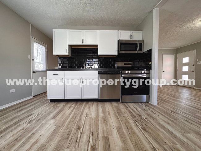 Building Photo - DEPOSIT MOVES YOU IN! Pay no rent until Ap...