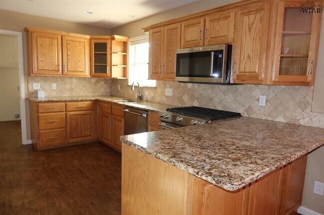 Building Photo - 1544 Sweetbriar Dr