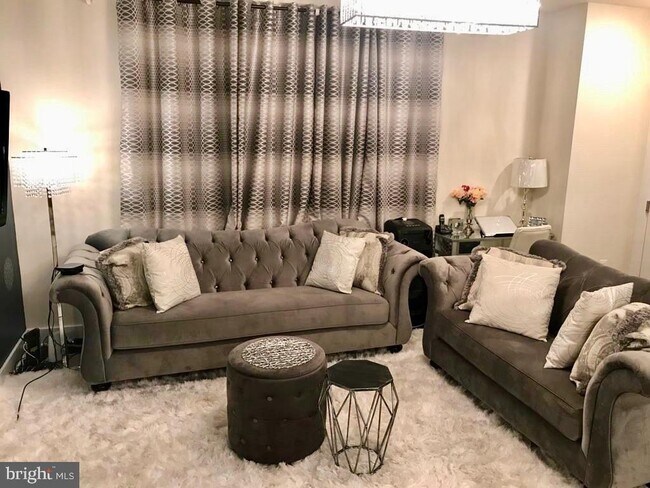 Building Photo - 11 Silverway Dr