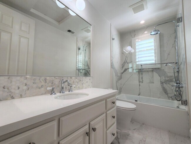 Building Photo - Updated Home Available in Downtown Palo Alto available first week of September!