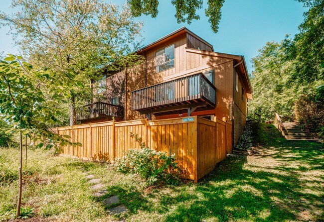 Building Photo - Spacious 5-Bedroom End-Unit Townhome in Reston with 3 Finished Levels, Renovated Kitchen & Fenced...