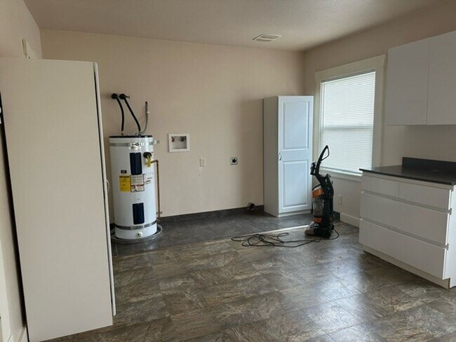 Building Photo - AVAILABLE NOW: 2 bdrm/1 bath House