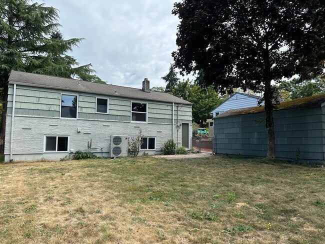 Building Photo - Available Now! 4 bed, 2 bath house in Shoreline!