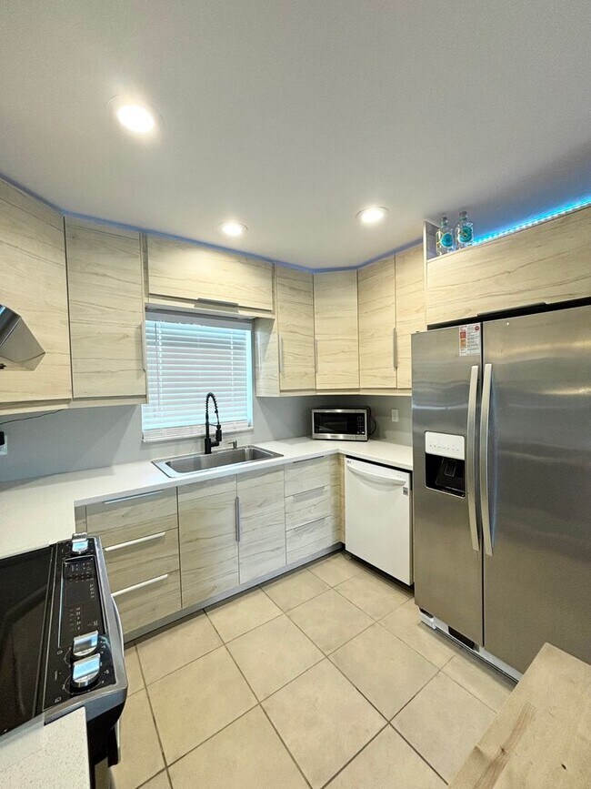 Building Photo - Newly Remodeled 3/2 with Pool