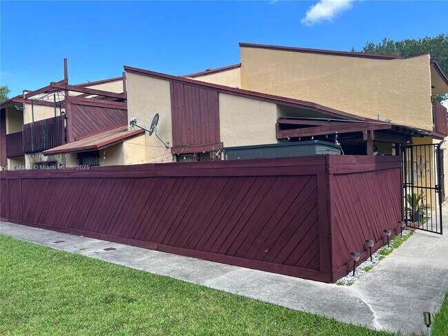 Building Photo - 6631 SW 137th Ct