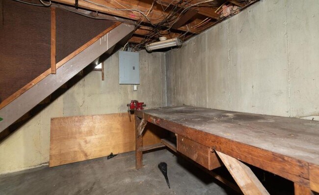 Building Photo - Section 8 Welcome !  Spacious 3 Br / 1 BA Home For Rent !