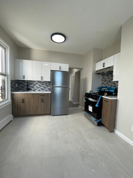 137 Wilkinson Ave 3R - 128 Wilkinson Ave