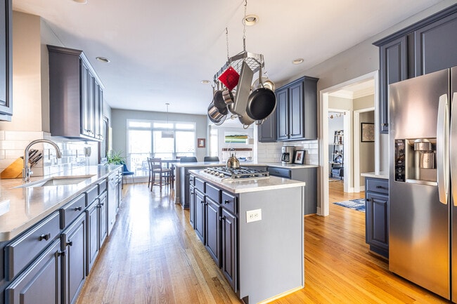 Building Photo - 2454 Vivian Cir