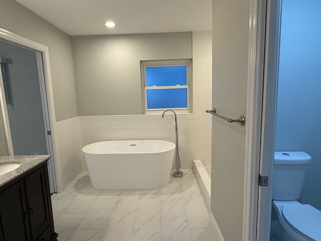 Building Photo - Remodeled Pool Home Located in the Very De...