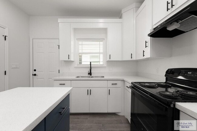 Building Photo - 405 Lion's Villa Ave