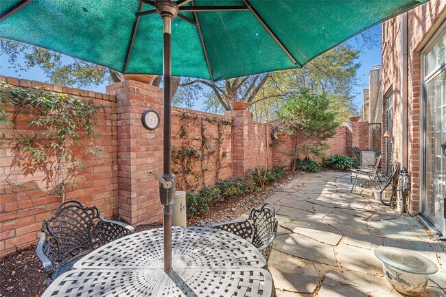 Building Photo - 6732 Vanderbilt St