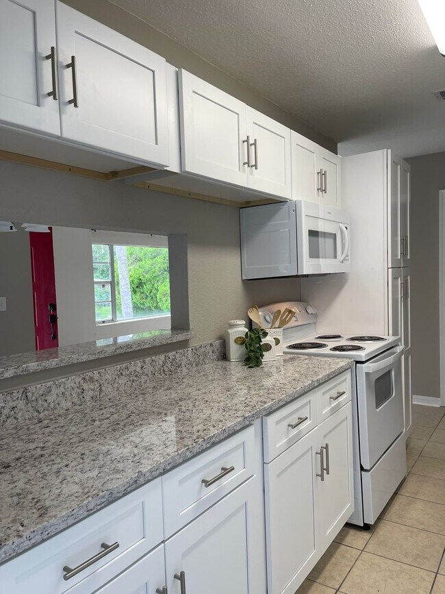 Building Photo - North Brandon Home with NO HOA and NO CARPET
