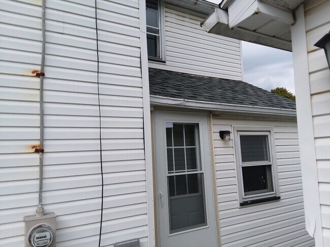 Building Photo - 322 E 4th St