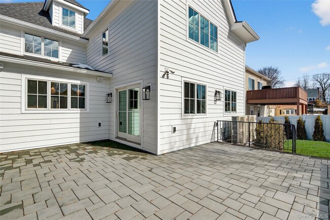 Building Photo - 306 Hunter St