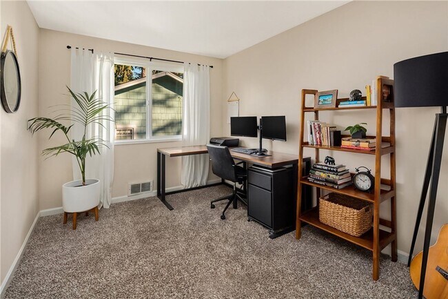 Building Photo - Updated 3 bed, 2 bath home in Greenwood