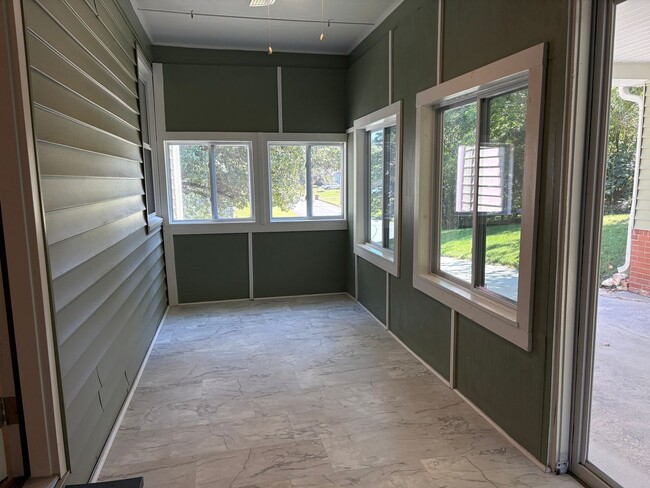 Building Photo - 3 Bedroom, 1 Bathroom House in High Point!