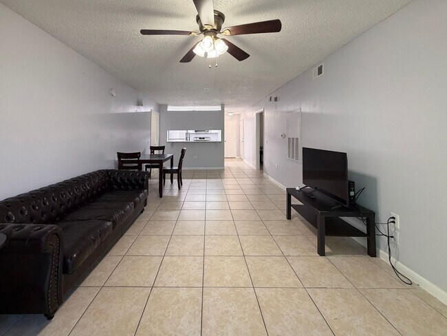 Building Photo - 4BR/4BA Condo off SW 34th Street - available NOW!