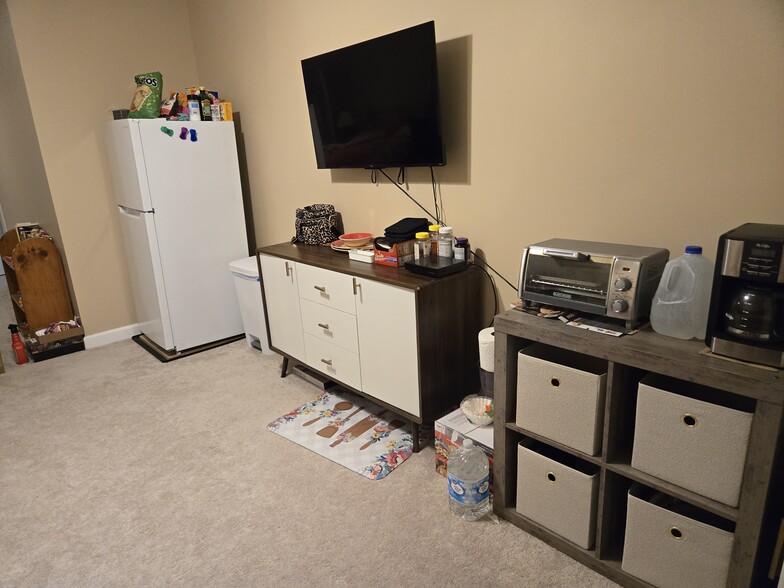 Building Photo - 222 N View Cir