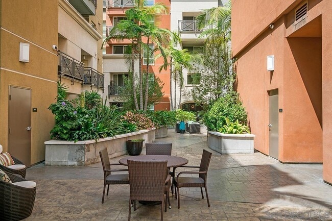 Building Photo - 525 11th Ave