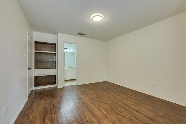 Building Photo - 16041 Stoneham Cir