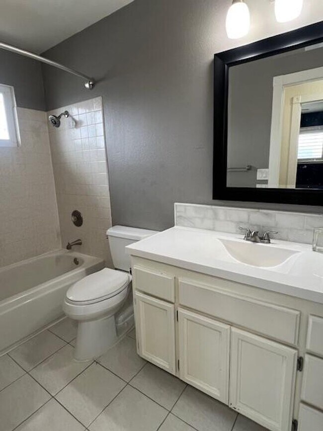 Building Photo - FAIR OAKS BEAUTY WITH POOL, SPA & SOLAR!!