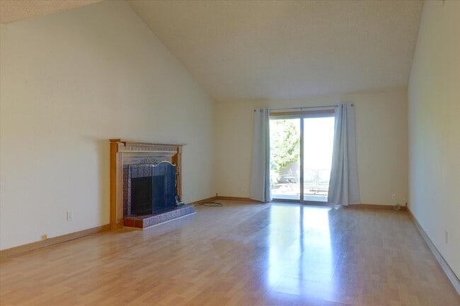 Building Photo - Great Home in Secure Complex