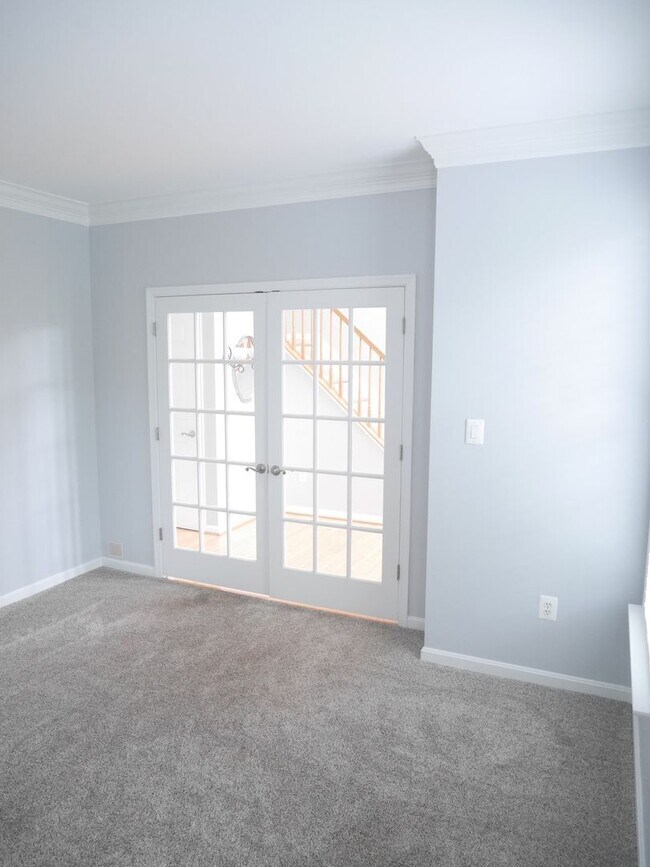 Building Photo - Spacious & Stylish 4-Bedroom Home with Fin...