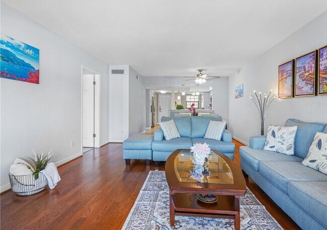 Building Photo - Bright Furnished End-Unit Condo Overlooking the Pond