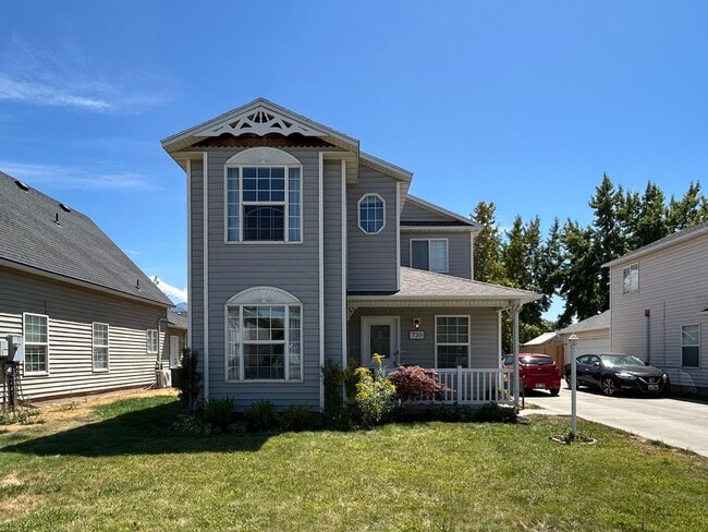 Building Photo - Utilities & Internet Included! 4 Bed 2.5 B...