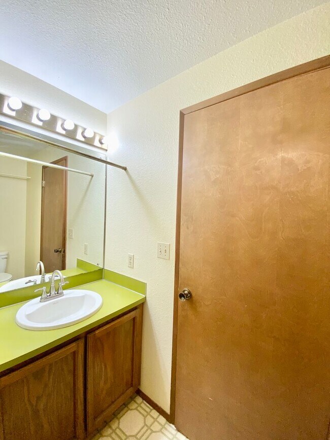 Building Photo - Spacious Somerset Home on a Large Flat Lot