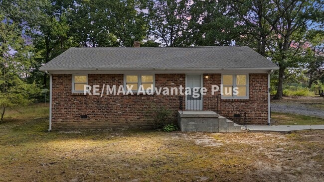 Building Photo - 3-Bedroom Home in Private Setting Minutes ...