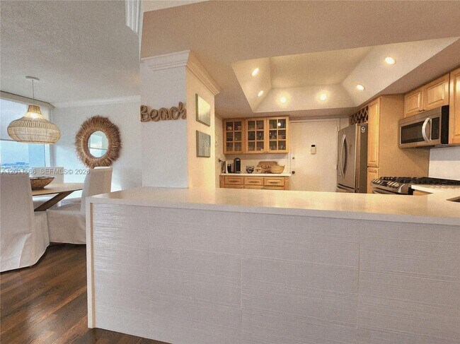 Building Photo - 2030 S Ocean Dr