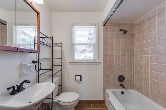 Building Photo - Shadle Park 3 Bedroom 2 Bath Home near Gar...