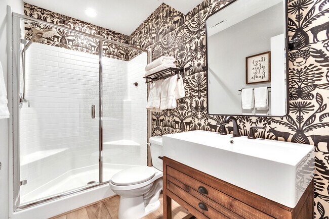 Building Photo - Light and bright 4 bedroom 3 bath beauty i...
