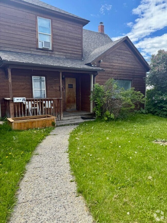Building Photo - 3 Bedroom, 1 Bath Apartment for Rent - Clo...