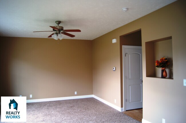 Building Photo - 3 Bedroom Town House in North Lincoln!