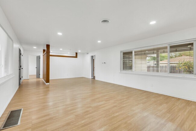 Building Photo - 1020 Seamas Ave