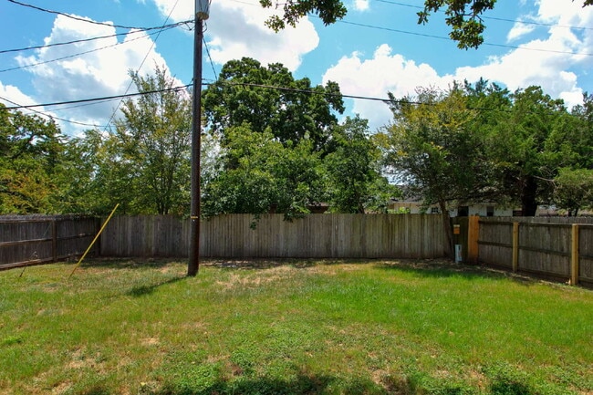 Building Photo - 3/2 Move-In Ready with Washer, Dryer, Refrigerator & Lawn Care Included!