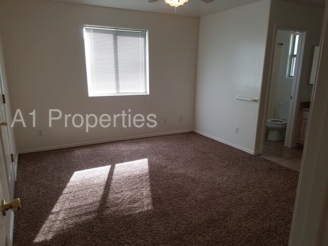 Building Photo - 7438 E Horseshoe Ln