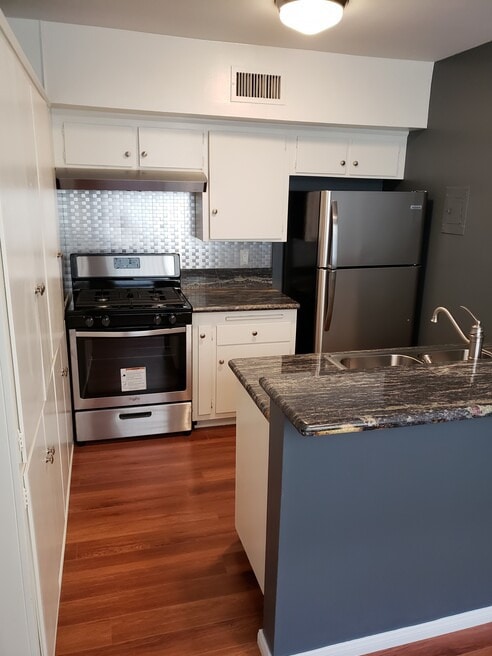 Kitchen - 144 S Catalina St