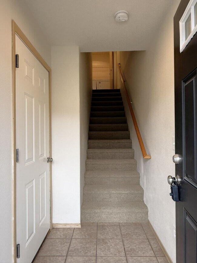 Building Photo - 3 Story ~ 3 Bed/3 Bath Townhome in Parkview Village!