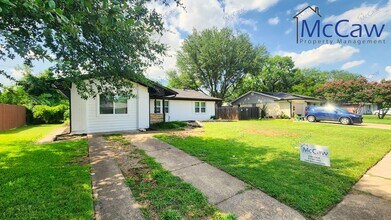 Building Photo - Incredible 3/2 in Irving!